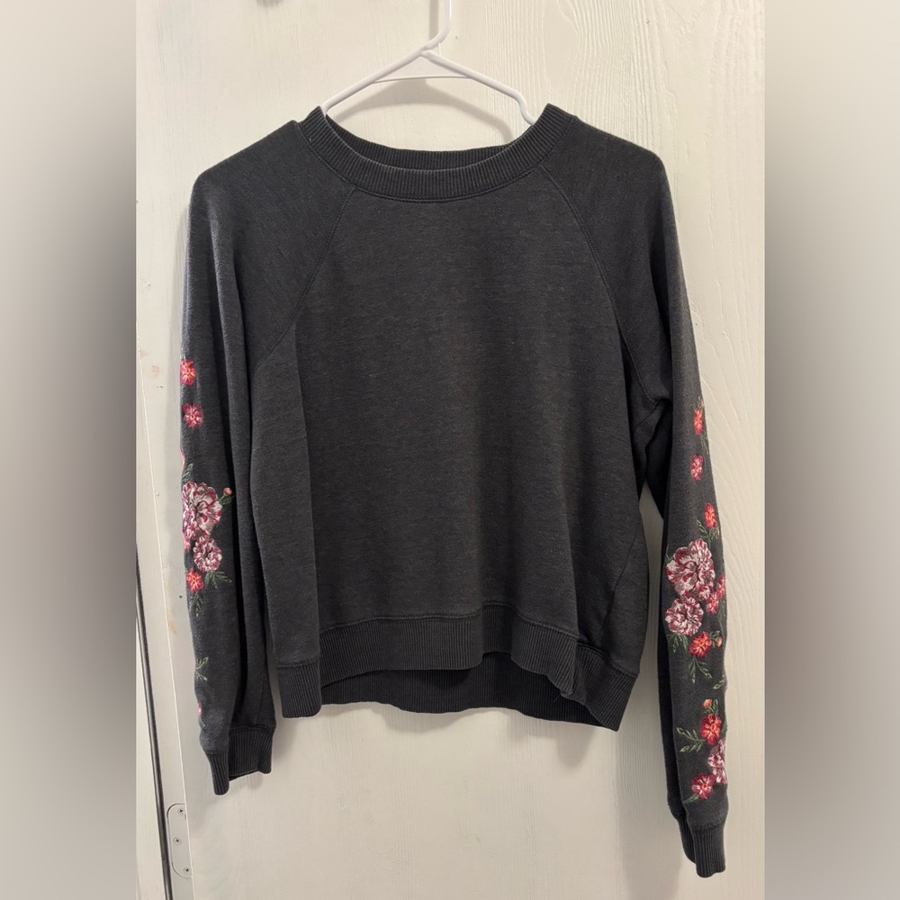 Aeropostale Gray Crewneck With Floral Embroidered Sleeves Womans Size Small - Picture 1 of 6